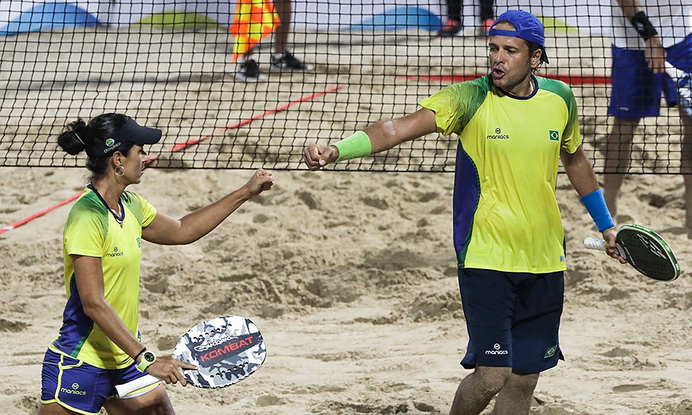 Vinícius Font e Joana Cortez na disputa da medalha de bronze das duplas mistas do beach tennis nos Jogos Mundiais de praia