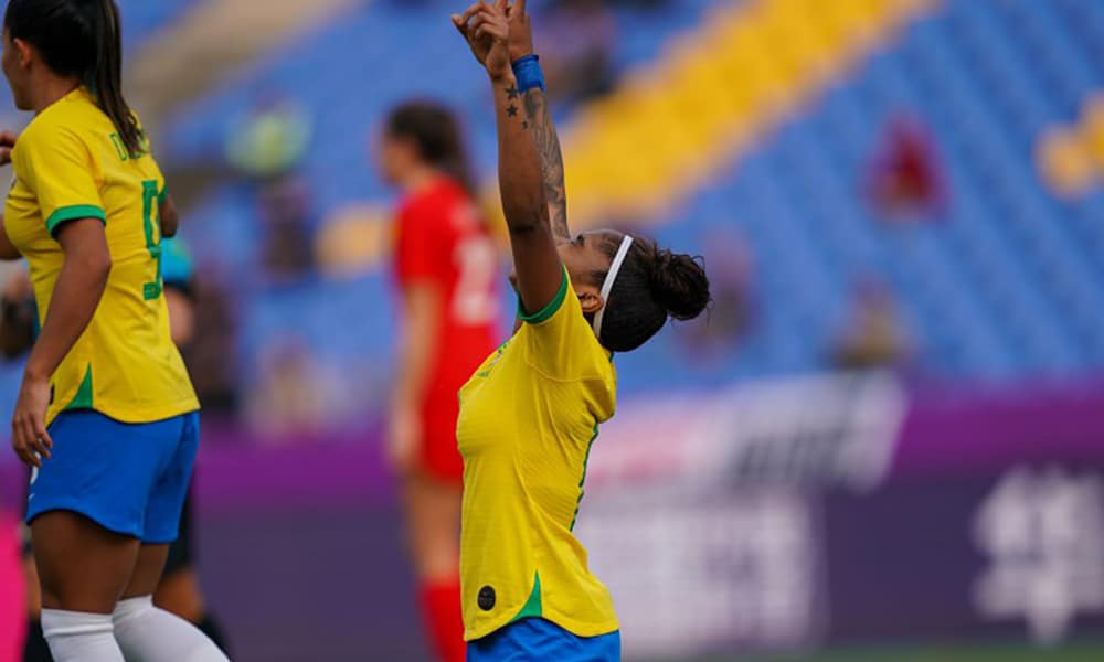 Chú após fazer o primeiro gol do Brasil contra o Canadá em torneio de futebol feminino