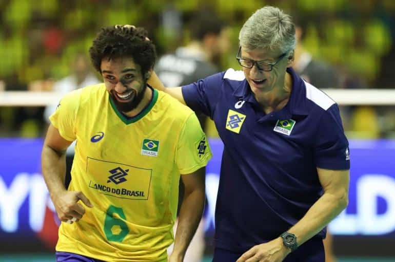 Cachopa e técnico Renan Dal Zotto na seleção brasileira (Divulgação FIVB)