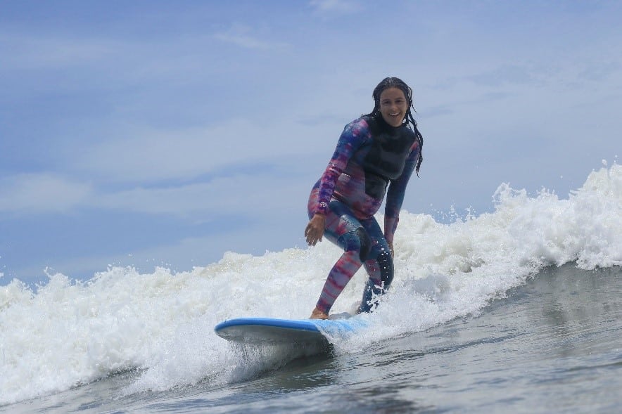 As surfistas Marina Werneck, Claudinha Gonçalves e Nicole Pacelli, têm em comum o fato de terem se tornado mães em fevereiro e relatam sobre a experiência