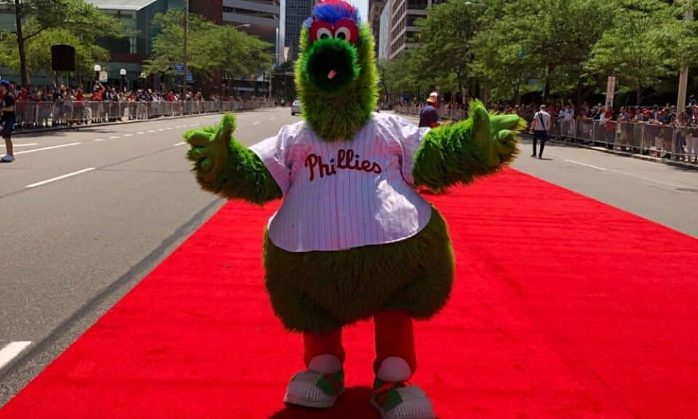 Phillie Phanatic, mascote do Philadelphia Phillies. MLB e Associação discutem salário na volta da temporada regular em meio à pandemia