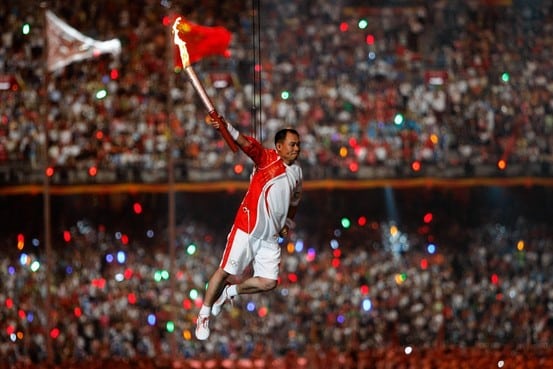 Homem voador acendeu a pira olímpica em 2008