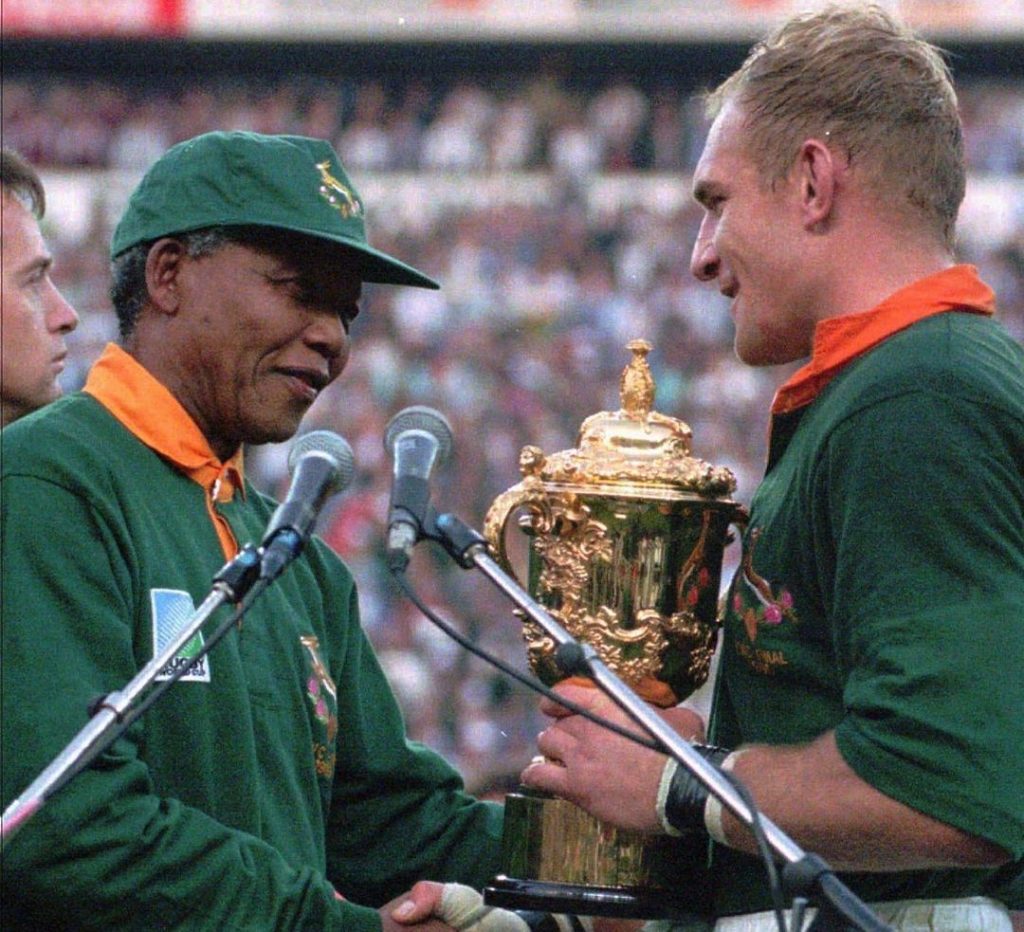 Na data em que se celbra 102 anos do nascimento de Nelson Mandela, contamos um pouco da relação do ex-presidente da África do Sul com o esporte