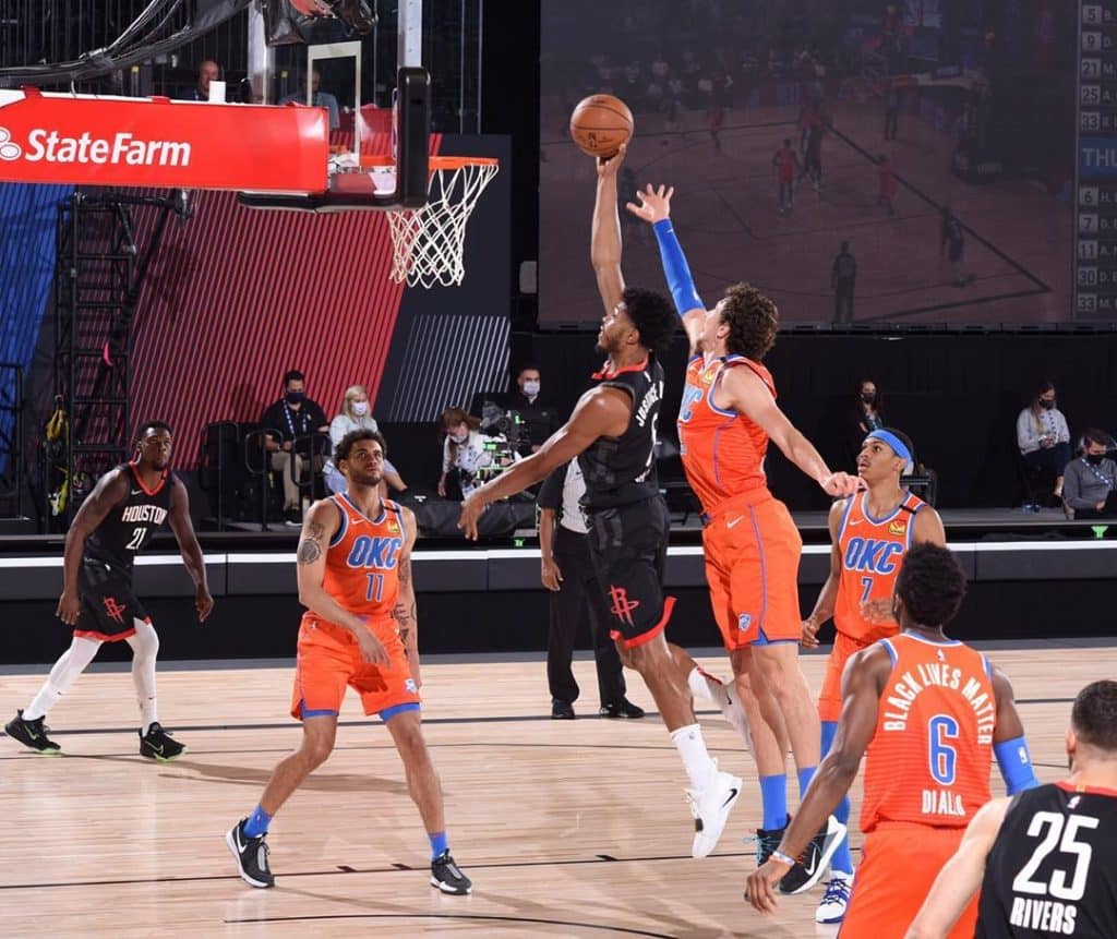 Em um jogo disputado, o Oklahoma City Thunder venceu o Houston Rockets, time do brasileiro Bruno Caboclo, no jogo 3 da série dos Playoffs da NBA na 'bolha'