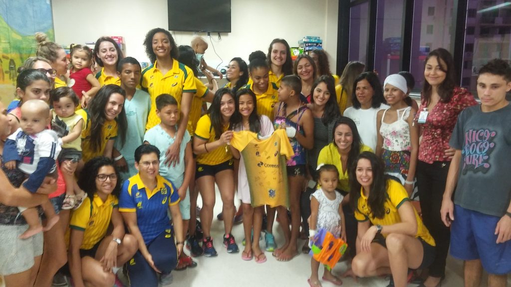 Seleção feminina de handebol passou boa parte do sábado em visita a crianças com câncer em hospital