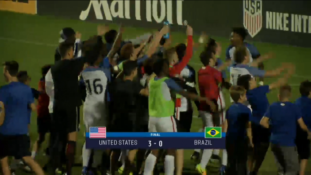 Americanos comemoram o título do Torneio Nike Friendlies 2016 depois de vencer o Brasil por 3 a 0