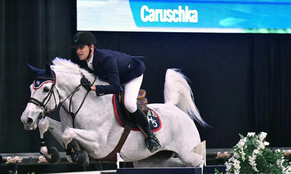 Eduardo Menezes vence competição de salto em Barcelona.