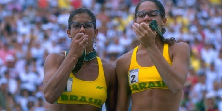 Jaqueline e Sandra foram as primeiras brasileiras campeãs olímpicas, com o ouro no vôlei de praia em Atlanta 1996 (Crédito: Reprodução/YouTube)