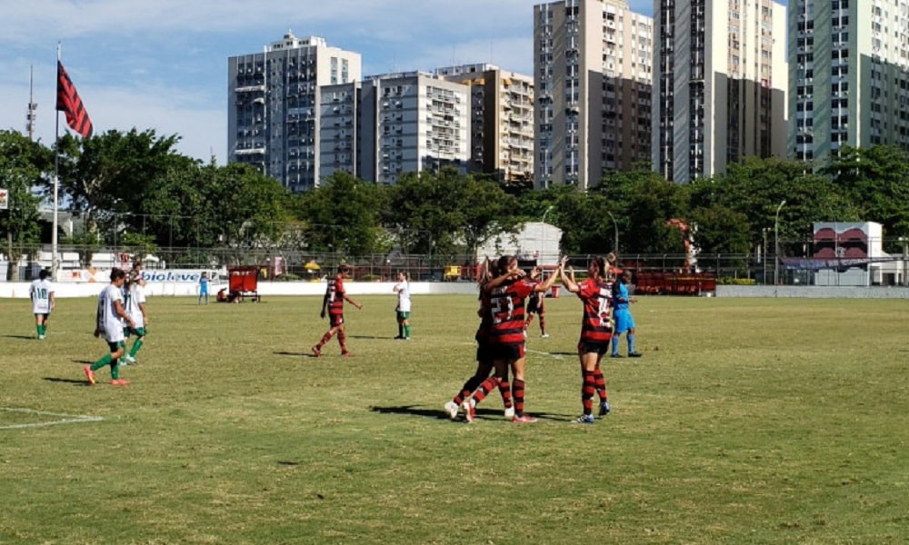 Flamengo goleia Portuguesa e avança à final do Carioca