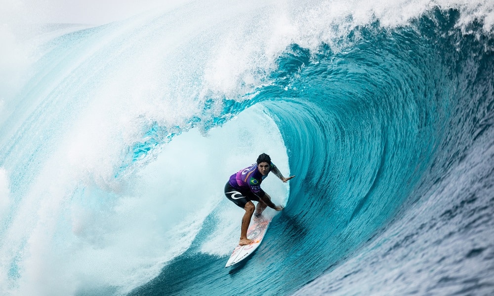 Gabriel Medina em Teahupoo 2019. Belo tubo surfe masculino jogos olímpicos tóquio 2020