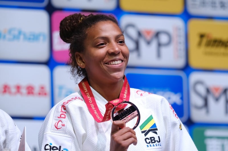 Rafaela Silva exibe a medalha de bronze conquistada no Mundial de judô em Tóquio (Crédito: Roberto Castro/ rededoesporte.gov.br)