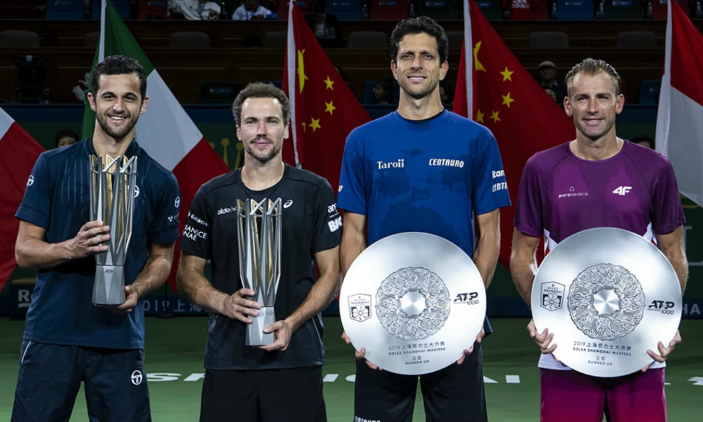 Bruno Soares e Marcelo Melo com os troféus do Masters de Xangai ATP e WTA