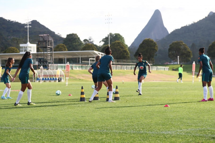 Seleção Sub-20 de futebol feminino treina na Granja Comary