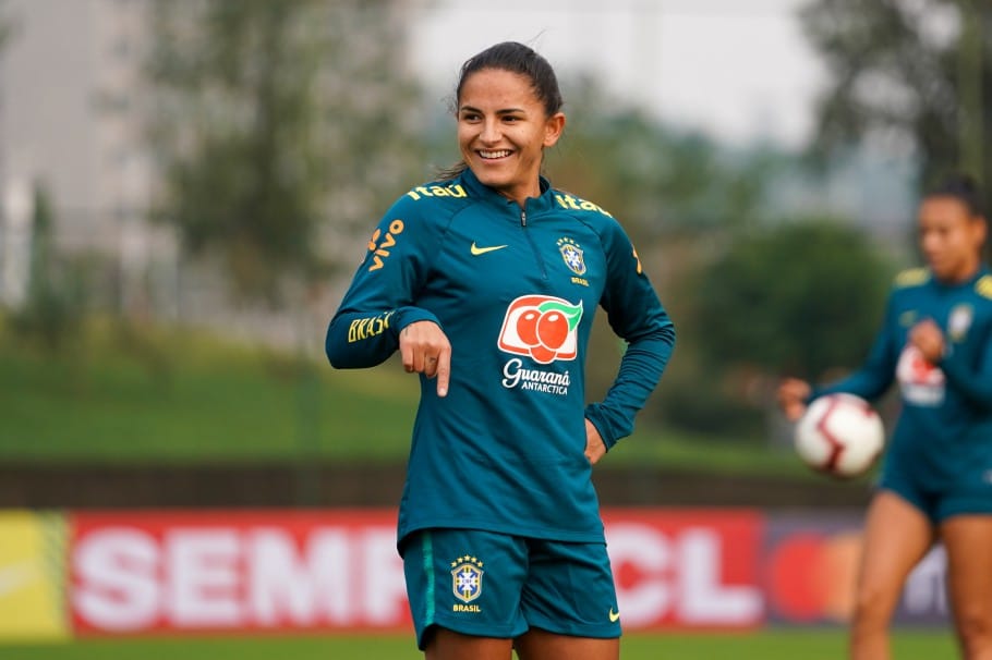 Debinha exalta melhor temporada da carreira