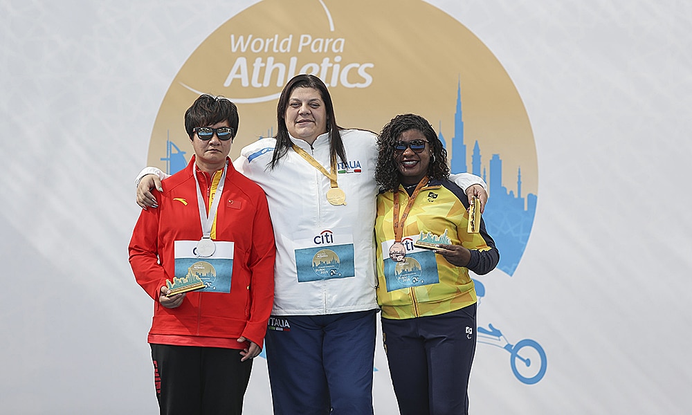 Izabela Campos no pódio do lançamento de disco do Mundial de Atletismo Paralímpico