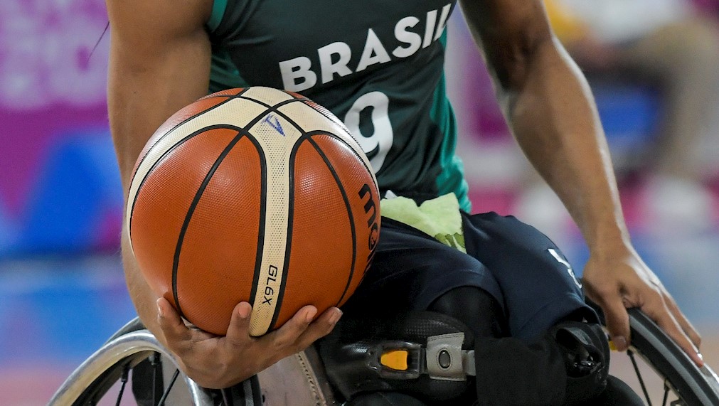 Brasileiro com bola no basquete em cadeira de rodas