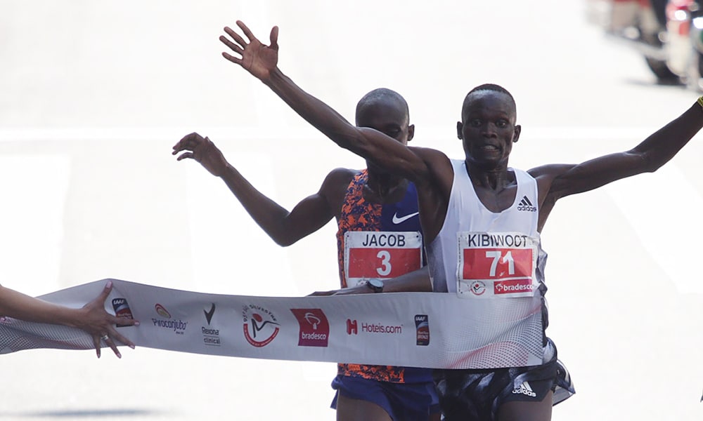 Kibiwott Kandie supera Jacob Kiplimo no fim da Corrida de São Silvestre masculina