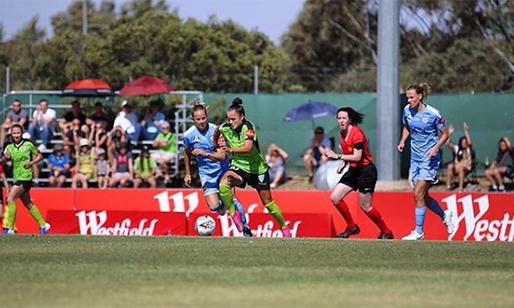 Camilinha, do Canberra, contra o Melbourne City no campeonato australiano