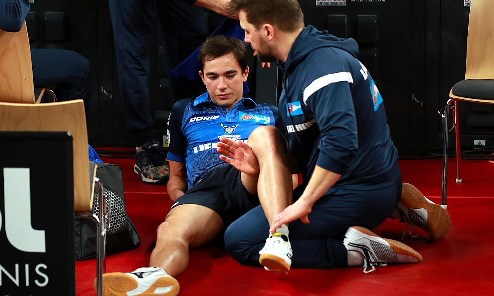 Hugo Calderano sente lesão durante a Copa da Alemanha de tênis de mesa
