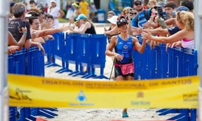 Bia Neres comemora em 2018 a conquista da Triathlon Internacional de Santos (Divulgação / Internacional de Santos)