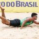 Vitor Felipe mergulha para defender bola durante duelo jogando em João Pessoa - Foto: Wander Roberto/Inovafoto/CBV