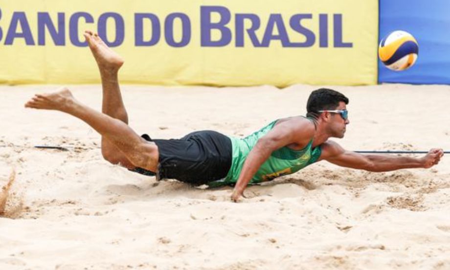 Vitor Felipe mergulha para defender bola durante duelo jogando em João Pessoa - Foto: Wander Roberto/Inovafoto/CBV