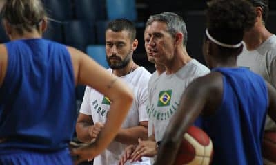 José Neto, técnico da seleção de basquete feminino em treino para o Pré-Olímpico Mundial de Bourges
