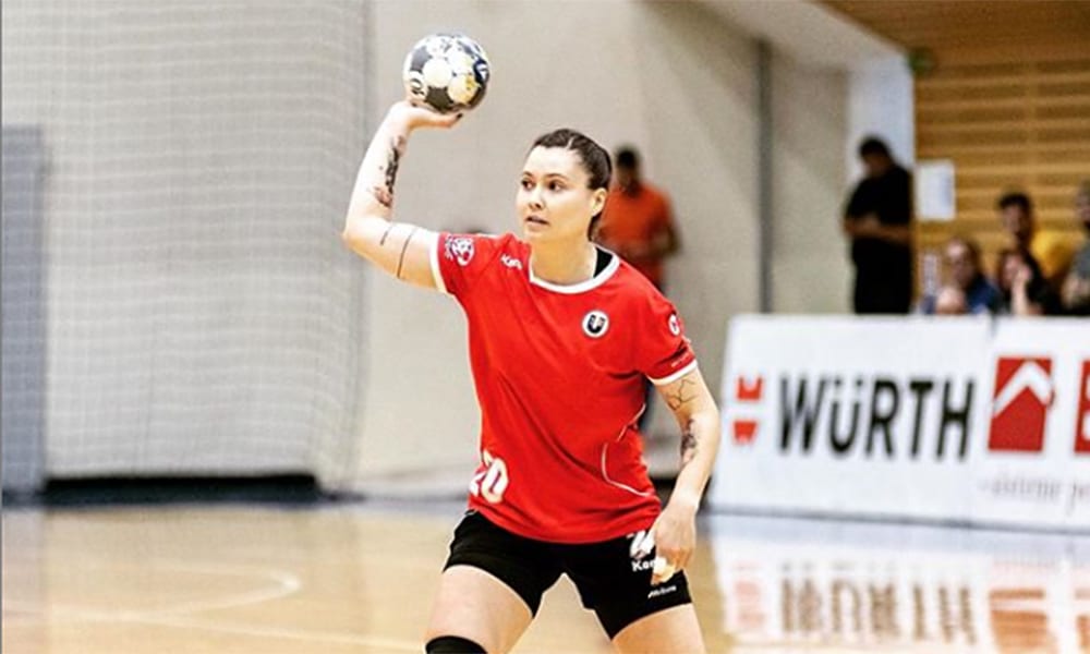 Larissa Araújo, do Cluj Napoca, no campeonato romeno de handebol