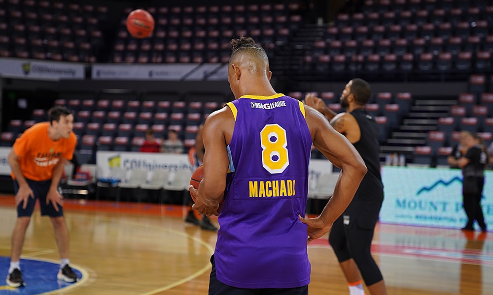 Scott Machado homenageia Kobe Bryant antes de jogo do Cairns Taipans pela NBL