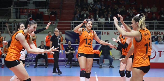 Natália - Eczacibasi no campeonato turco de vôlei
