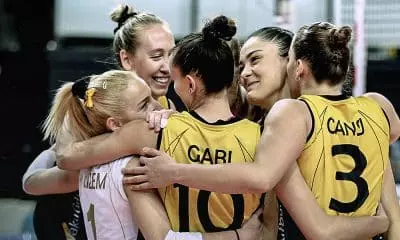 Gabi, em vitória do Vakifbank pelo campeonato da turquia de vôlei