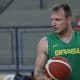 Rafa Luz com a seleção brasileira de basquete para pegar o Uruguai na Americup