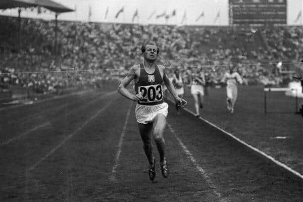 Emil Zatopek foi homenageado com a medalha Barão de Coubertin pouco depois de sua morte em 2000