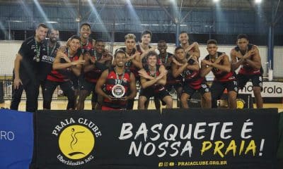 Flamengo comemora o título após derrotar o Pinheiros na final do Campeonato brasileiro Sub-21 de basquete