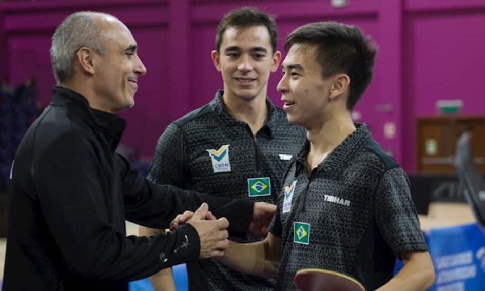 Tênis de mesa brasileiro - Técnico Francisco Arado, o Paco (esq.), Hugo Calderano (centro) e Vitor Ishiy (dir.). Foto: ITTF