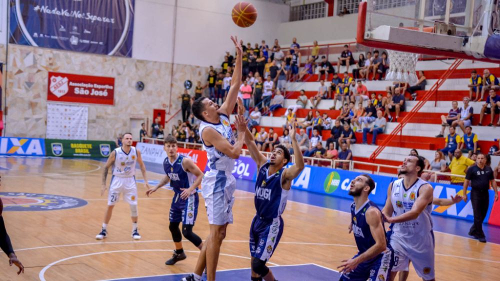 Com ótima atuação de Rafael Oliveira, São José venceu Mogi em casa (Foto: Arthur Marega Filho/São José Basketball) NBB