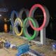 Anéis olímpicos na Baía de Tóquio - Olimpíada em 2021 segue ameaçada pelo coronavírus