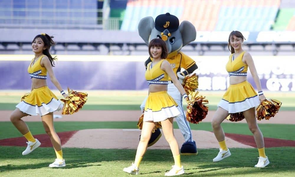 Mascote e líderes de torcida marcam presença na abertura do beisebol de Taiwan em meio à pandemia