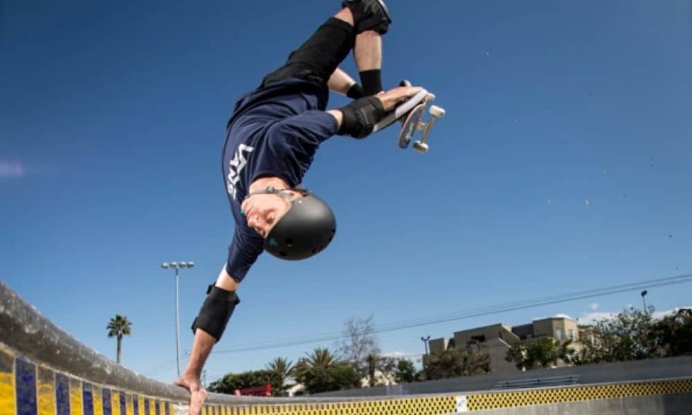 Lenda do skate, Tony Hawk firma parceria com a Vans para promover o esporte ao redor do mundo