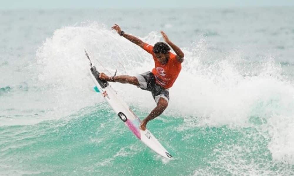 Wesley Santos, surfista brasileiro, pega onda antes da pandemia fechar as praias nos eua