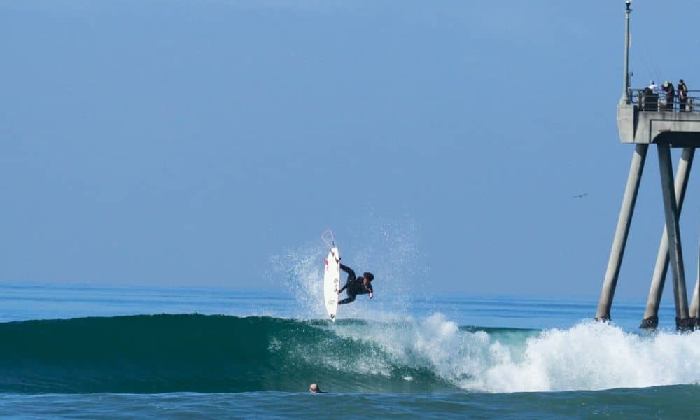 Surfista Wesley Santos em Huntington Beach, antes da praia ser fechada por causa da pandemia