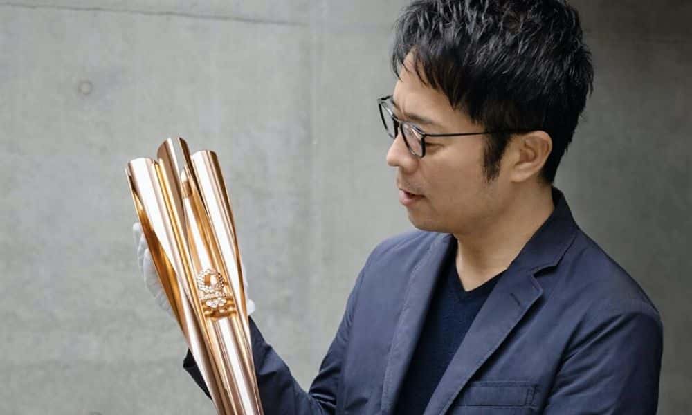 Criador e criatura, Tokujin Yoshioka e tocha olímpica de Tóquio 2020. Designer também cria máscara contra coronavírus