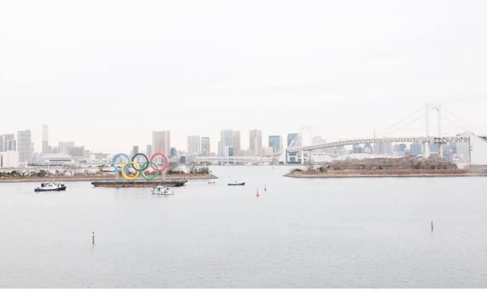 Baía de Tóquio com os Anéis Olímpicos