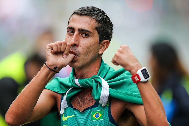 Caio Bonfim, da marcha atlética, fez uma live solidária para ajudar a amenizar crise do coronavírus.