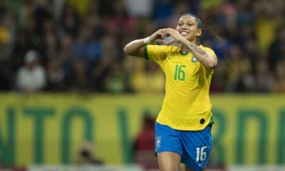 Em jogo único de FIFA 20, Bia Zaneratto mostrou desenvoltura no eSports, controlou a seleção brasileira e venceu a espanhola Sheila Garcia por 5 a 1