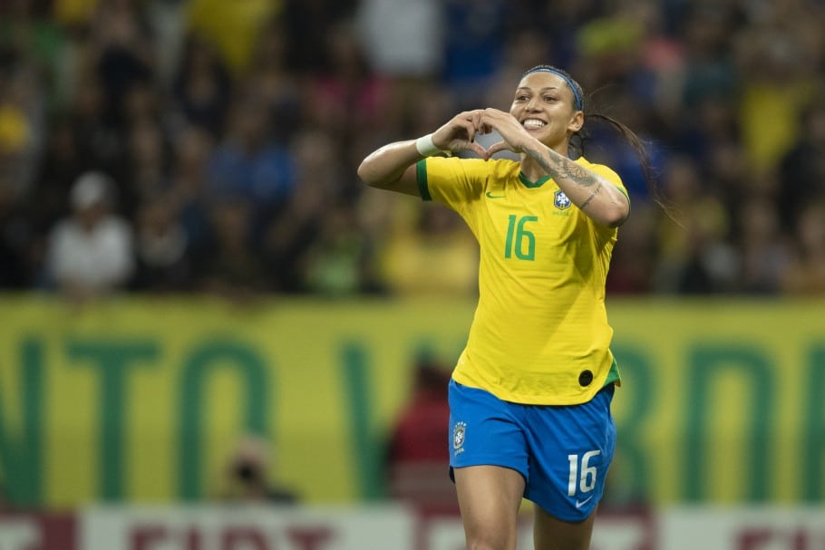 Em jogo único de FIFA 20, Bia Zaneratto mostrou desenvoltura no eSports, controlou a seleção brasileira e venceu a espanhola Sheila Garcia por 5 a 1