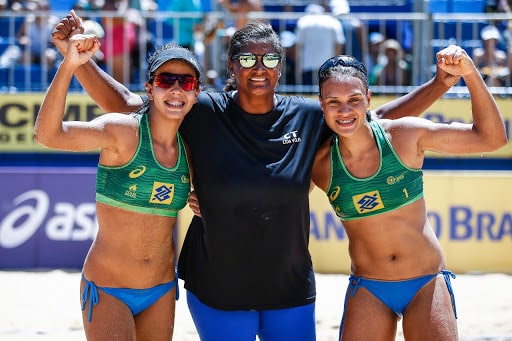 Cida Lisboa, mãe de Duda, também treinadora de Tainá e Victoria no vôlei de praia