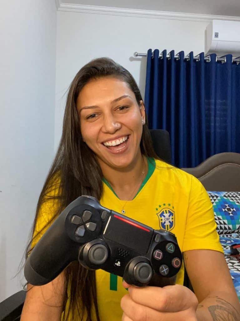 Bia Zaneratto mostrou desenvoltura na partida de eSports controlando a seleção brasileira e venceu a espanhola Sheila Garcia em partida de FIFA 20