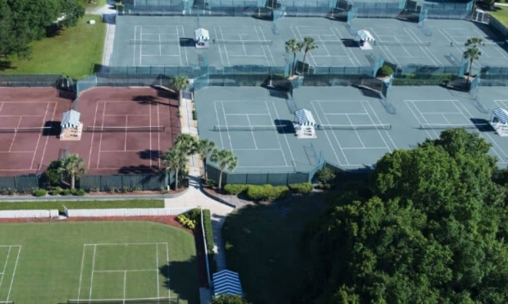Luisa Stefani segue em ação por torneios de exibição de tênis na Flórida