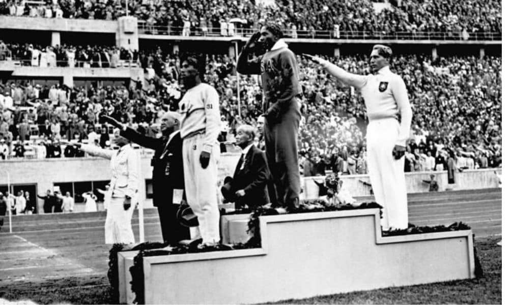 Berlim 1936 Jesse Owens no pódio